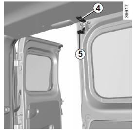 Renault Trafic. Roulage porte côté droit ouverte