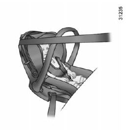 Renault Trafic. Sièges enfant dos à la route