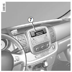 Renault Trafic. Support pour tablette multimédia 8