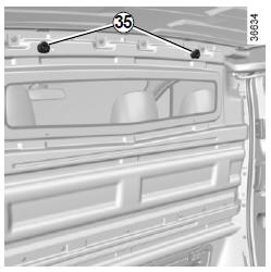 Renault Trafic. Crochets porte-vêtements 35