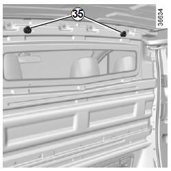 Renault Trafic. Crochets porte-vêtements 35