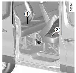 Renault Trafic. Dépose/repose des banquettes 1 et 2 (suivant véhicule)