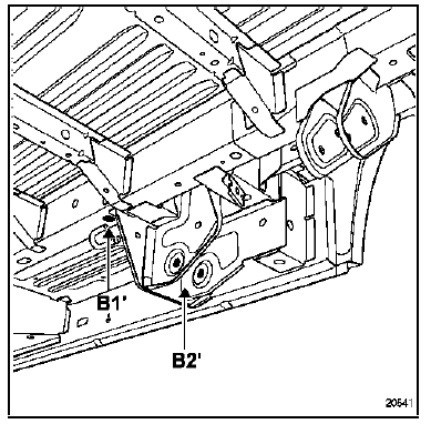 Renault Trafic. Fixation avant de train arriere