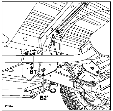 Renault Trafic. Fixation avant de train arriere