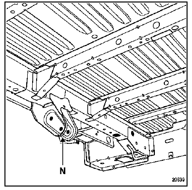Renault Trafic. Fixation de tirant lateral de train arriere