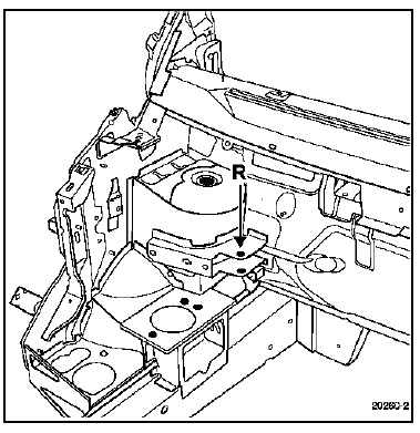 Renault Trafic. Fixation tirant moteur