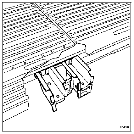 Renault Trafic. Boîtier avant de fixation de train arrière
