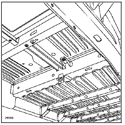 Renault Trafic. Doublure de traverse avant de plancher arrière