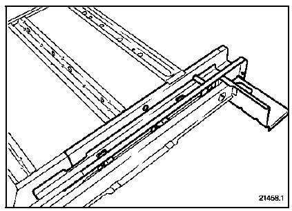 Renault Trafic. Longeron arrière