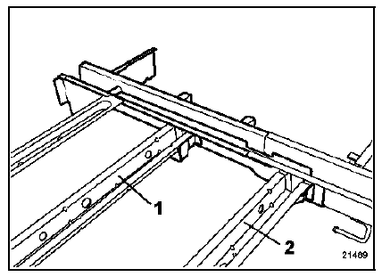 Renault Trafic. Longeron arrière