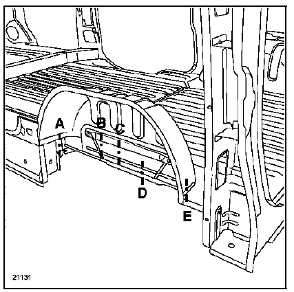 Renault Trafic. Passage de roue intérieur arrière