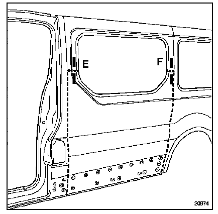 Renault Trafic. Panneau latérale arrière partie avant