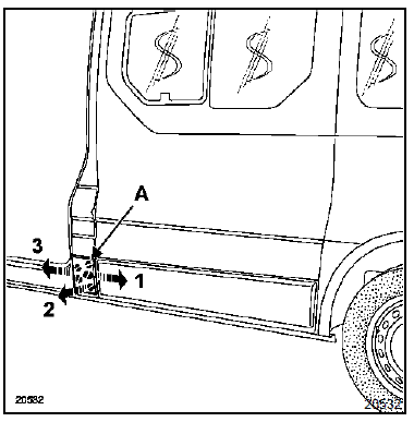 Renault Trafic. Bandeau de pied de cabine