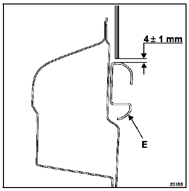 Renault Trafic. Vitre de panneau d'aile arrière