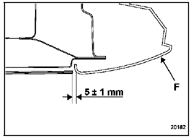 Renault Trafic. Vitre de panneau d'aile arriere