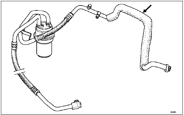 Renault Trafic. Tuyau basse pression entre evaporateur et bouteille deshydratante