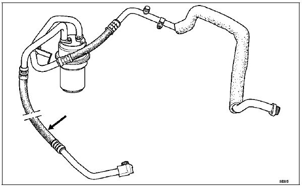 Renault Trafic. Tuyau basse pression entre bouteille deshydratante et compresseur
