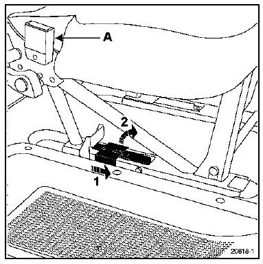 Renault Trafic. Verrous inférieurs de banquettes arrière