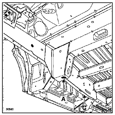 Renault Trafic. Fixation arriere de berceau avant