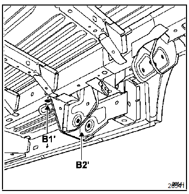 Renault Trafic. Fixation avant de train arriere