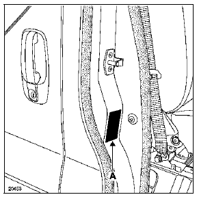 Renault Trafic. Emplacement de la plaque d'identification du vehicule