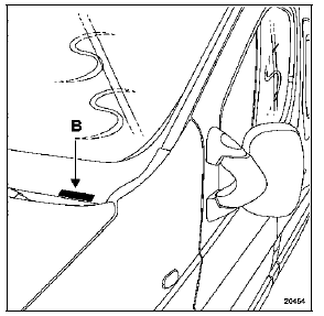 Renault Trafic. Emplacement de la plaque d'identification du vehicule