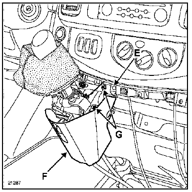 Renault Trafic. Depose de la tole de protection du support de levier de commande de vitesses
