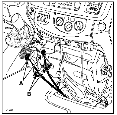 Renault Trafic. Depose de la tole de protection du support de levier de commande de vitesses