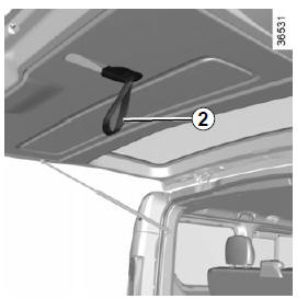 Abaissez le hayon en vous aidant, dans