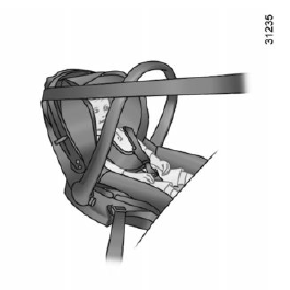 La tête du bébé est, en proportion, plus