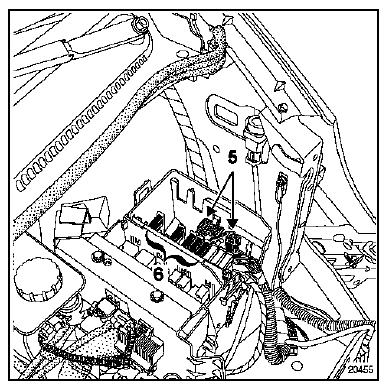 Déposer la fixation de la tresse de masse de boîte de
