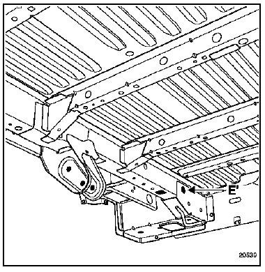 Le calibre est centré et fixé dans l'axe de l'amortisseur.