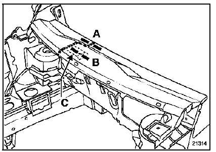 Renault Trafic. Traverse inférieure de baie