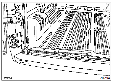 Déposer les trois vis de fixation supérieure.