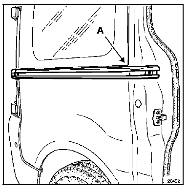 A l'aide de l'aiguille passefil, par l'intérieur du véhicule,
