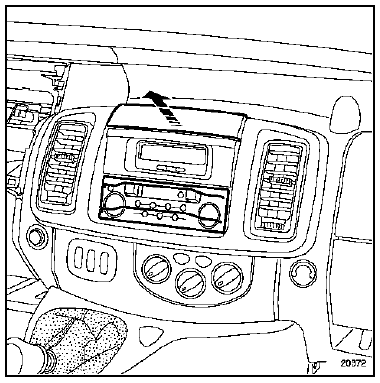 Déclipser le cache supérieur central.