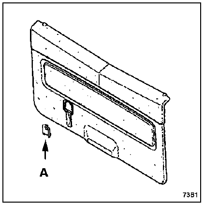 A l'aide de l'outil car.1597 Déclipser l'enjoliveur (a) de