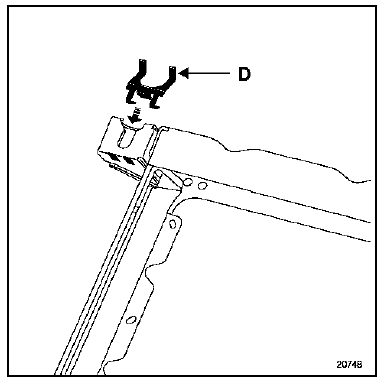 S'assurer de la présence de l'agrafe métallique (d) en
