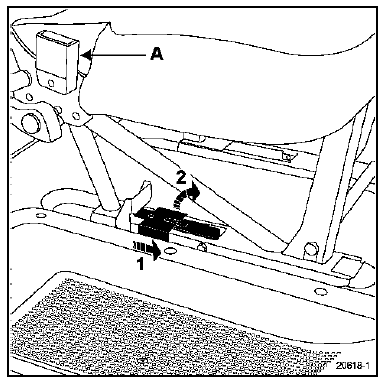 Déverrouiller les deux pènes (a), puis dégager les