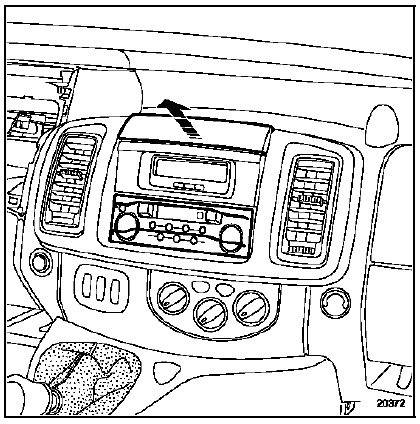 Déclipser le cache supérieur central.